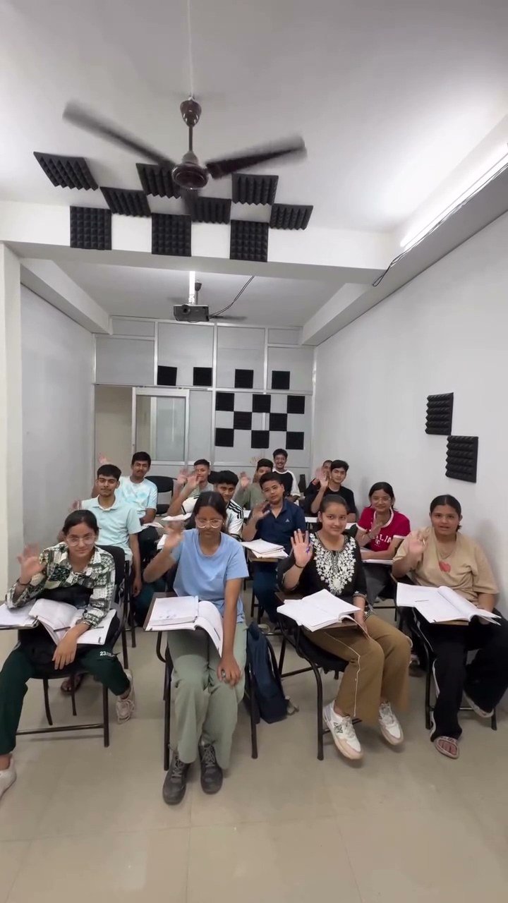 Teacher conducting a class at Sakshya Studies